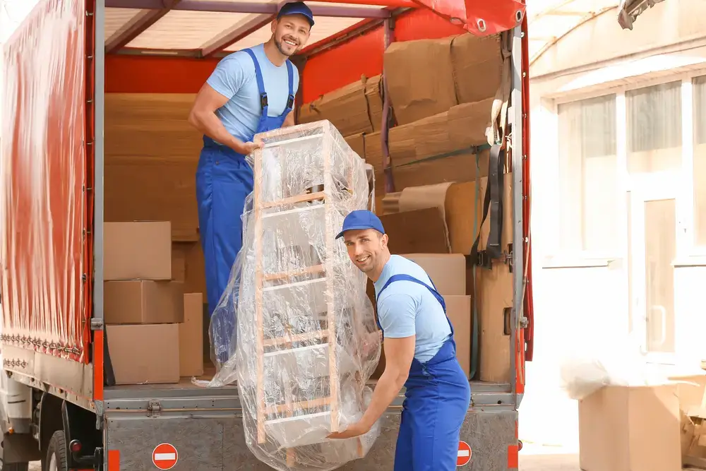 Équipe de déménageurs professionnels AMC Déménagement à Besançon en train de charger un camion